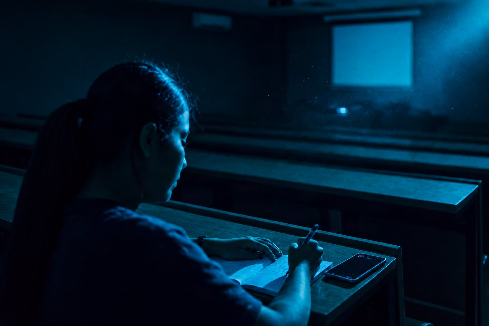 Estudiante graba su clase con el celular