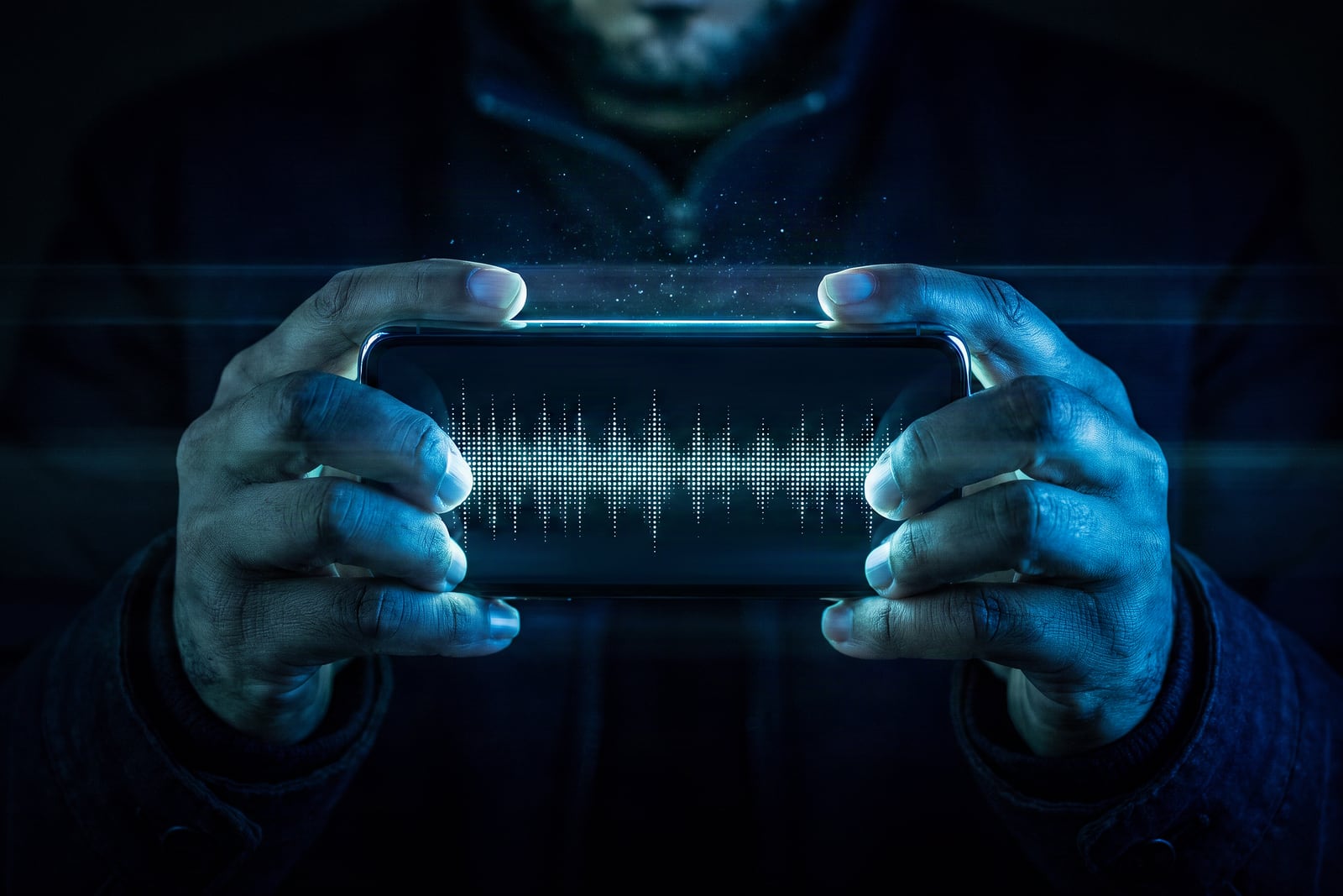 Manos sostienen un celular con un audio